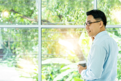 专业的商务人士手持在纸杯玻璃杯中喝新鲜的咖啡早上清爽的咖啡休息前工作会议电脑智能手机手机