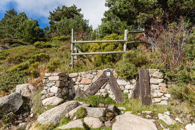 Peñalara冰川马戏团和Peñalara冰川泻湖，在马德里的瓜达拉马山脉。