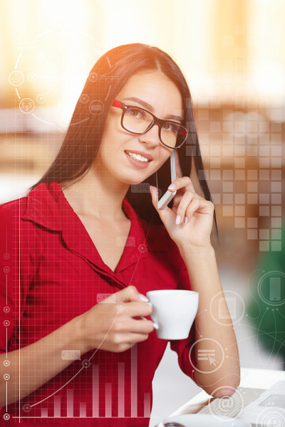 年轻的女商人正在打手机