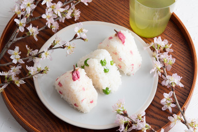 日本食物:春天的形象。盐樱桃花饭团和绿豌豆饭团