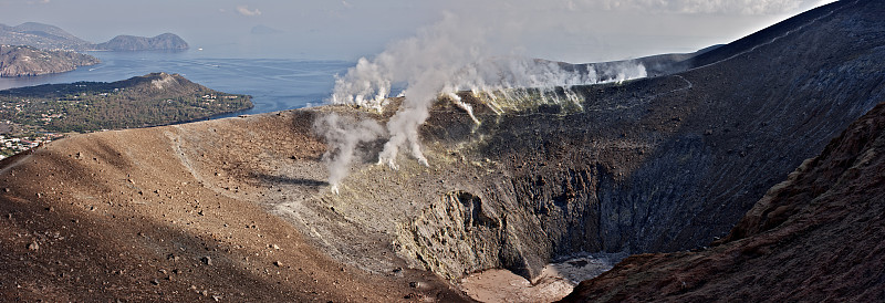 火山火山口冒着烟