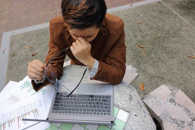 商人摘下眼镜，闭上眼睛。