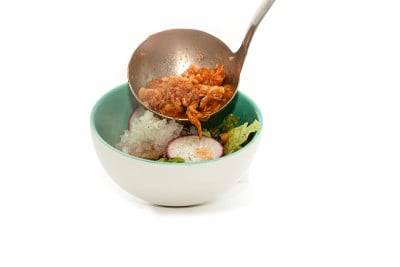一勺炖汤，在墨西哥被称为pozole，配以萝卜、辣椒、生菜、洋葱和柠檬等蔬菜，混合成浓汤
