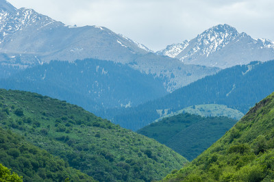 山峦在春天，