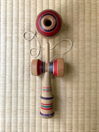 古董杯和球(日本Kendama)。