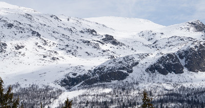 挪威Hemsedal的山峰被雪覆盖