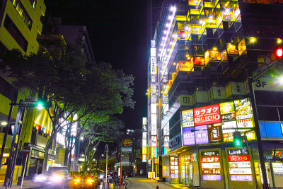 新横滨前的市区风光。