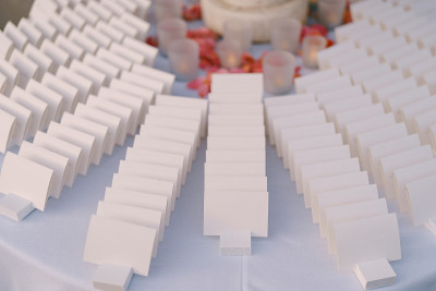白牌摆在桌上。婚礼的座位卡。婚礼装饰及书法