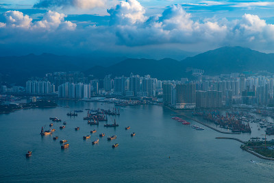 从香港工业港口出发的货轮鸟瞰图，货柜货轮的物流运输及物流进出口，香港