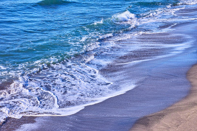 海滩波涛汹涌