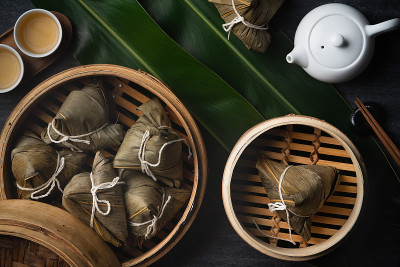 粽子粽子俯视图为端午黑黑的背景。