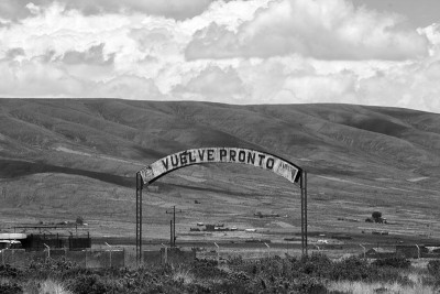 “vuelve pronto”(快回来)的牌子在一些小山旁边
