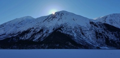 冬天的日出在一个大雪山
