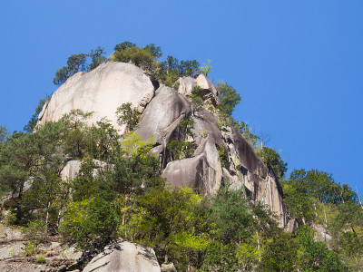 Shosenkyo峡谷在新鲜的绿色，山梨县，日本