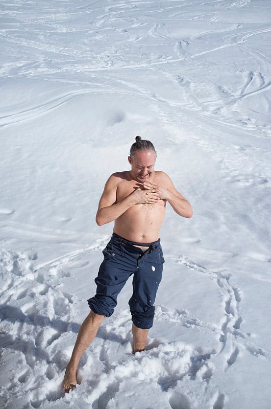 一个成年人在雪地里做冷冻疗法