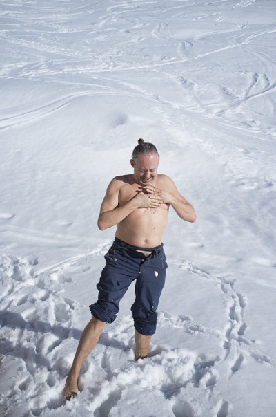 一个成年人在雪地里做冷冻疗法