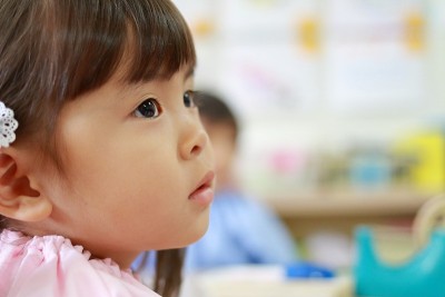 日本女孩穿着运动服在教室里(3岁)(白色后背)