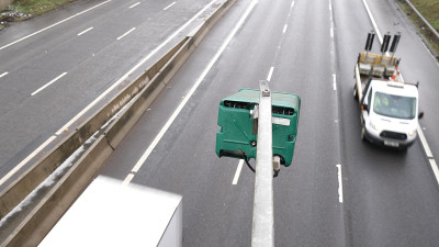 冬季白天查看平均速度交通摄像头下飘落的雪在英国高速公路