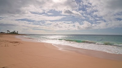人们在海里游泳。夏威夷瓦胡岛热带沙滩上的黄沙。太平洋海水的蓝绿色。替身射击。