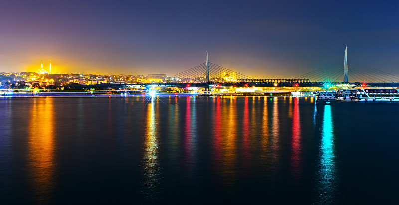 金角地铁大桥的夜景