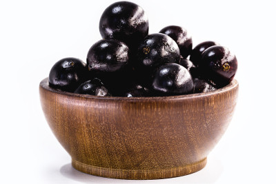 一种巴西水果，叫jabuticaba或jaboticaba。孤立在白色背景上。有机水果，不含防腐剂。