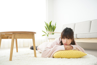 年轻女子在房间里休息