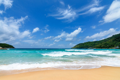 海滩上美丽的波浪