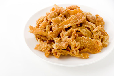 脆炸鸡皮装盘