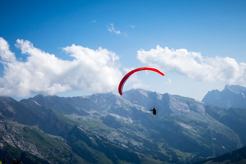 在山上进行滑翔伞飞行。Le Grand-Bornand、法国