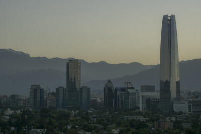 圣地亚哥天际线在日出，包括Costanera中心，Gran Torre，和安第斯山脉在南美洲智利