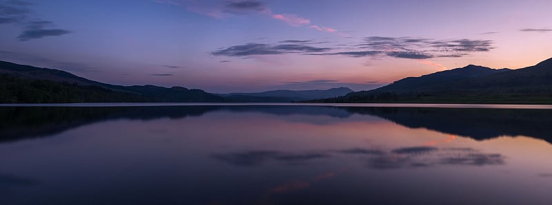 2018年5月25日，苏格兰，卡兰德附近的Trossachs Venachar湖上的日落