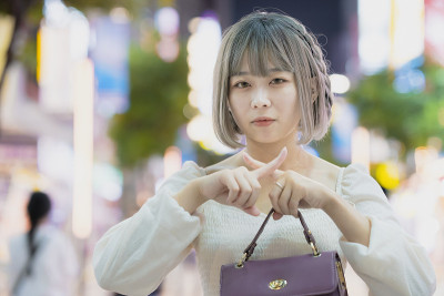 亚洲年轻女子在做NG手势