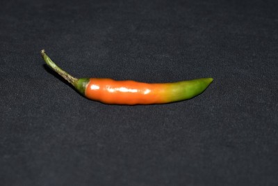 一张绿色辣椒的照片。