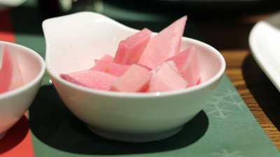 一盘粉红色的萝卜泡菜