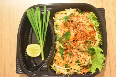 在泰国曼谷，一种装在塑料托盘里的泰式炒河粉的即食食品提供给被隔离的旅客。