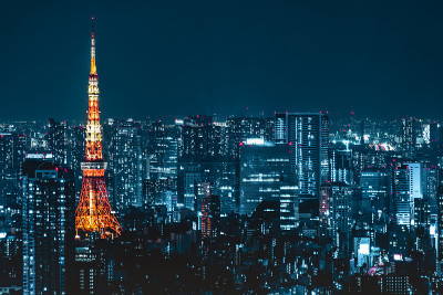 东京，日本——2019年11月16日:东京城市天际线景观和东京塔市中心摩天写字楼。亚洲旅游，现代城市