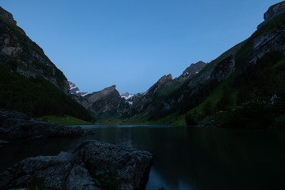 美丽的风景在瑞士高山湖泊在蓝色的时间。在太阳升起之前，美丽的晨光。世界上最美丽的地方之一的史诗般的风