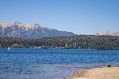 海滩，湖泊，森林和山
