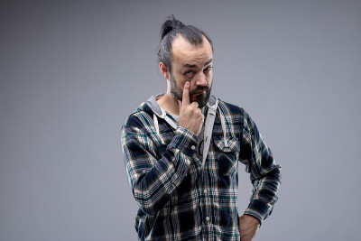 马尾辫拉下眼睑的大胡子男人