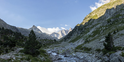 法国国家公园，法国比利牛斯高山环绕的山河全景