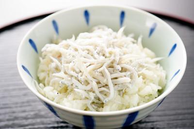shirasu堂。银鱼碗。日本的食物。