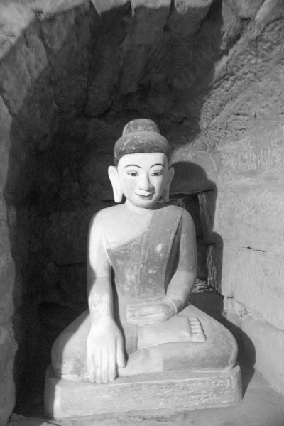 缅甸Mrauk U古庙中的一尊佛像