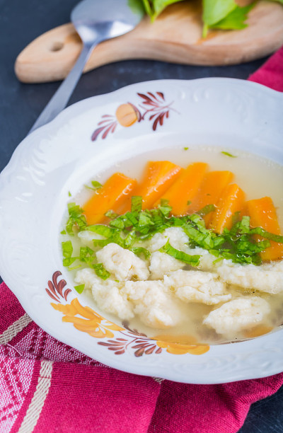 胡萝卜鸡汤和新鲜草汁