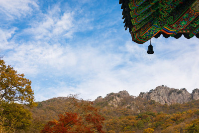 秋山和美丽的韩国寺庙屋顶景观。韩国najang山国家公园。