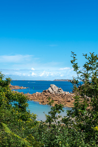 圣古雷(法国)附近海岸的巨石
