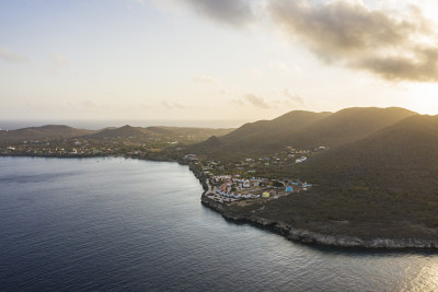 鸟瞰图Curaçao海岸在加勒比海碧绿的水，悬崖，海滩和美丽的珊瑚礁