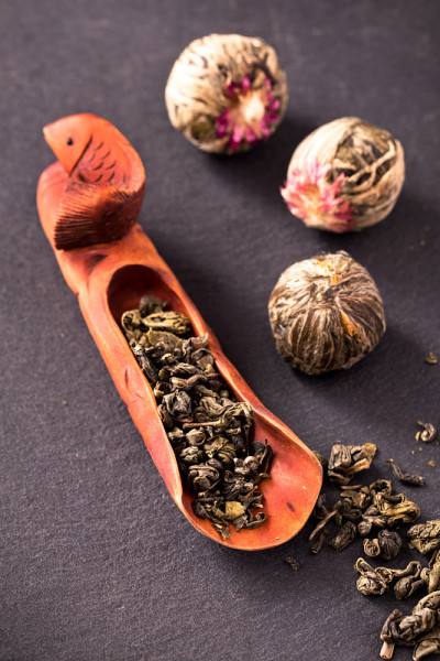 石板上手工铲着的绿茶