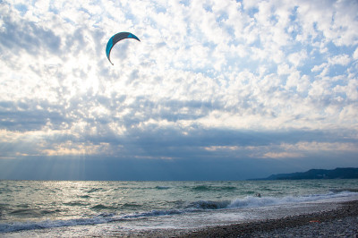风筝冲浪者在海浪上玩风筝冲浪