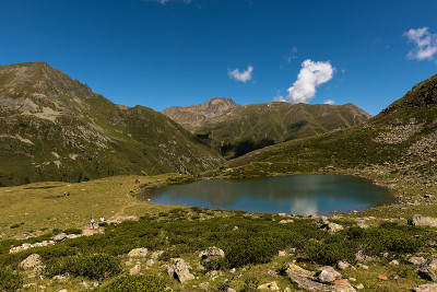 在蒂罗尔湖覆盖的山上徒步旅行
