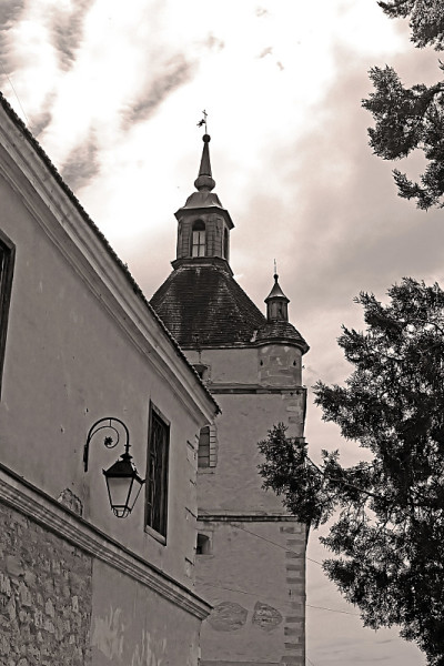 乌克兰西部Kamianets-Podilskyi的亚美尼亚教堂钟楼。黑白滤镜
